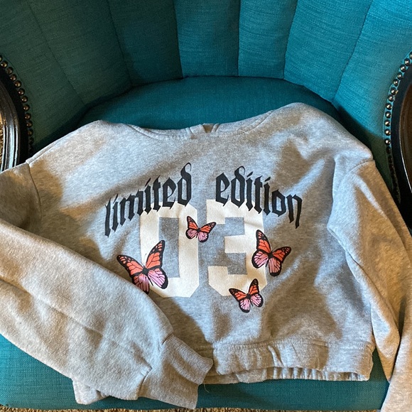 I am selling a used shirt that has butterflies on it - Picture 2 of 4